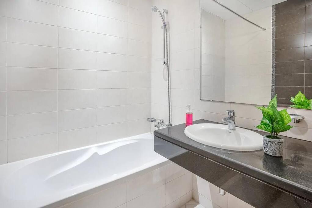 Best Apartment 2 Bedroom Beach Front 아부다비 외부 사진